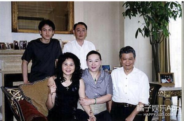 汤臣二公子汤珈铖抑郁症怎么治好的 汤珈铖童年萌照现在又胖又秃