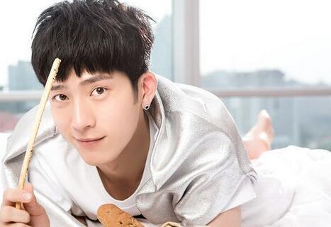 井柏然王中磊拉手天涯扒皮 井柏然看王中磊的眼神很崇拜图片