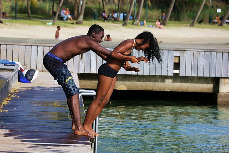 ������˵����ߵ�ƭ������ ��㱻������˵��ھ�ʯ���߰���ƭ��