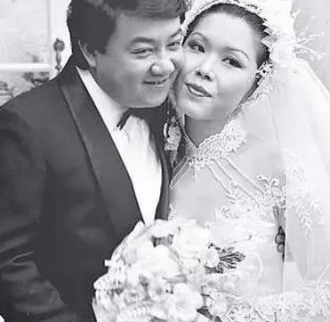 关菊英嫁富婆周伟利结婚激吻照 周伟利为啥整成男人变性前女装照