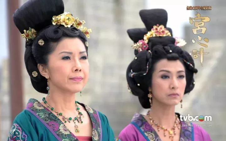 关菊英嫁富婆周伟利结婚激吻照 周伟利为啥整成男人变性前女装照