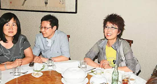 关菊英嫁富婆周伟利结婚激吻照 周伟利为啥整成男人变性前女装照