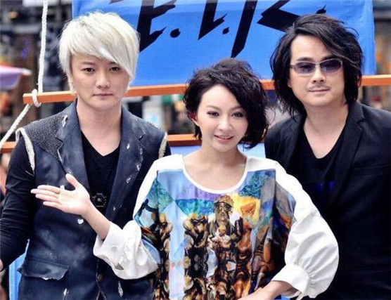 飞儿乐团主唱詹雯婷被踢出始末 揭lydia韩睿是怎么上位成新主唱的