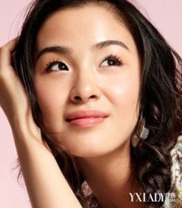 �����ɷ��ܴ��׽�����λ��м������� �ܴ�����ǰ�޽𾧶�Ů��Ƭ