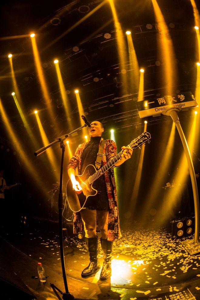 与王菲传"地下情" 从保安到"摇滚教母"梁龙历经了什么