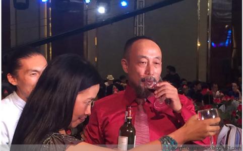 网传张丰毅小儿子被狗咬得了狂犬病是真的吗 张丰毅有几个儿子