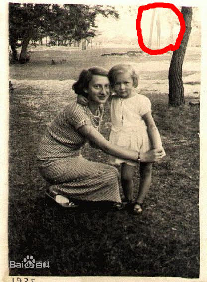 ɱͯ��ħ�ݳ���Ӱslender man���й����� û����ٳ���̫������