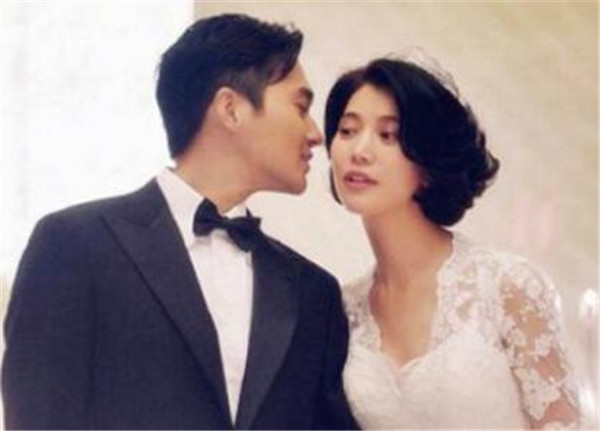 袁咏仪年轻时被谁包养过 张智霖被问袁咏仪包养门称后悔没早遇到