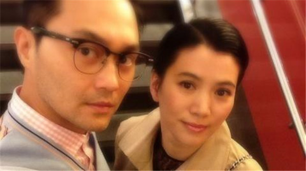 袁咏仪年轻时被谁包养过 张智霖被问袁咏仪包养门称后悔没早遇到