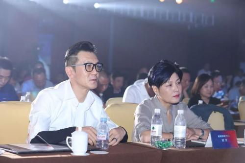 李咏老婆哈文的简介婚史 李咏和哈文的爱情 李咏怎么追求哈文的