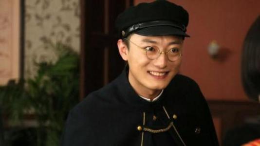 ��Ա��С�������˸������ϼ���ݹ�ʲô���Ӿ� ��С�ත�ɶ��ϵ