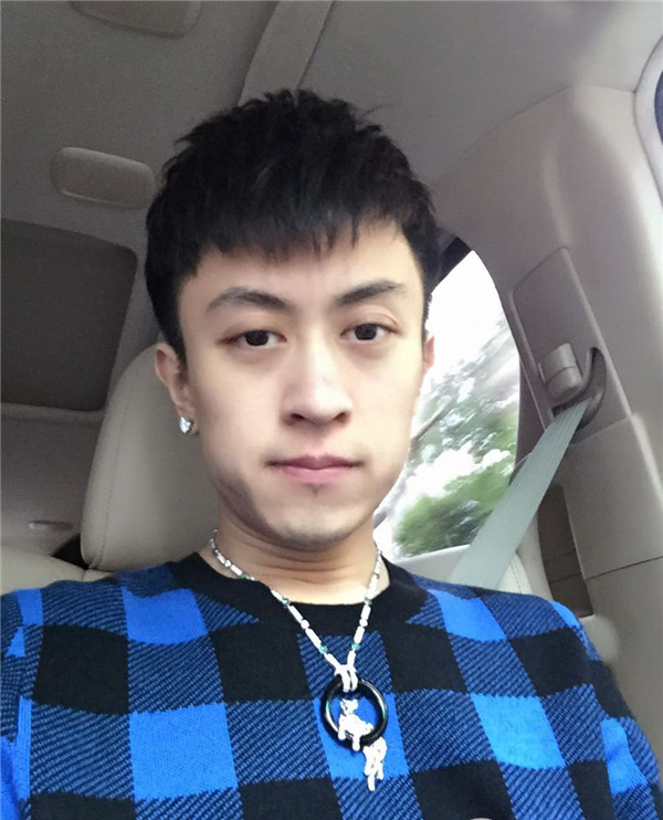 从百度搜索我们得知秦奋的认证信息为"上海奋荣投资公司董事长,king