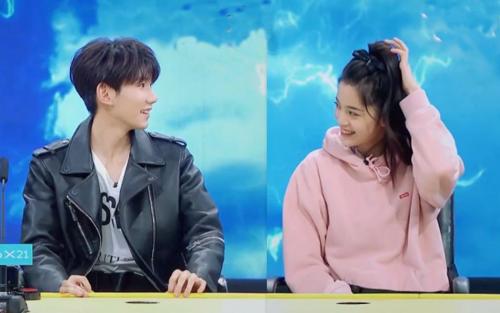 王源欧阳娜娜情侣装是什么情况 感觉欧阳娜娜喜欢王源老看他