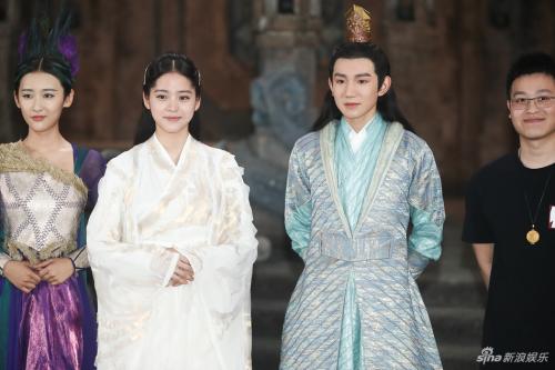 王源欧阳娜娜情侣装是什么情况 感觉欧阳娜娜喜欢王源老看他