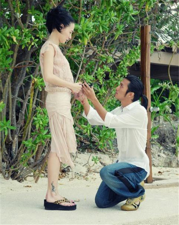 张柏芝曝为什么愿意与陈冠希拍照原因 张柏芝和陈冠希飞机合影照