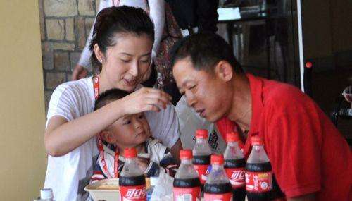 ��־�ĵ�����Ů�Ѽ������Ŷ���˭ 51����־�����ڵ�������˭��Ƭ