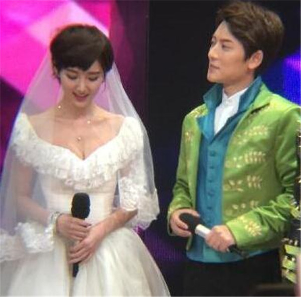 毛晓彤整容前后对比照片曝光 毛晓彤是不是开眼角了疤痕好明显