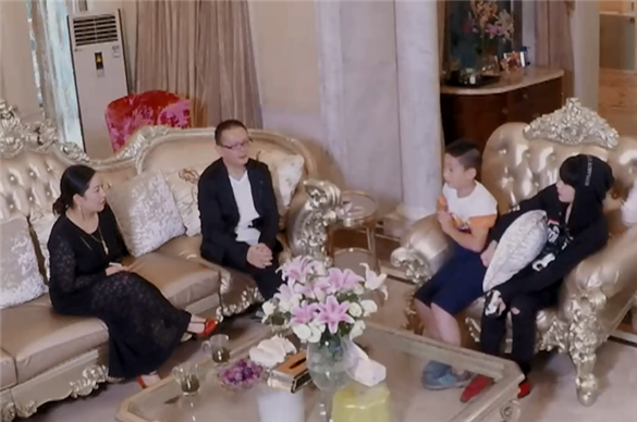 �����ϵĸ�ĸ�Ǹ���ļ�ͥ�������� û�뵽�����ϼ�����ô��Ǯ