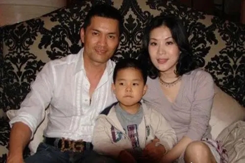 ����ΰΪ��Ȣ��С��Ϊ��Ǯ�� ����ΰ������С�걳�����˼�������