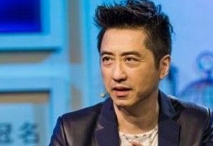 �׳�����屳���󹫿������ж��Ժ� ���ָ���Ϊʲô�ᵽ̨��ȥ