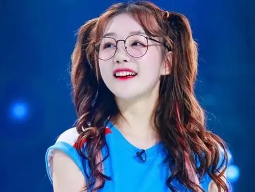 小编去了解了一番,并没有找到徐梦洁具体是哪个大学毕业的,有传闻说是