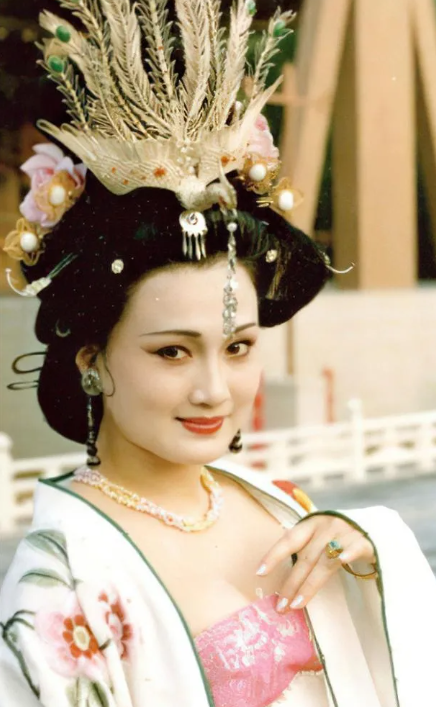 8λ������������Ů�� ����ò���绨 �����������һ��