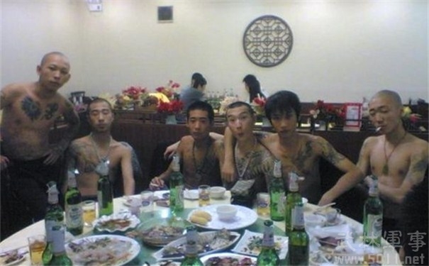 ������ϴ����ĵ�һ����Ī�ڳ����� Ī������������ô���ǳ�����