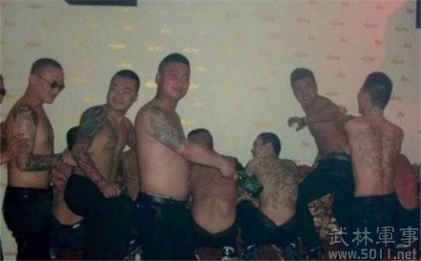 ������ϴ����ĵ�һ����Ī�ڳ����� Ī������������ô���ǳ�����