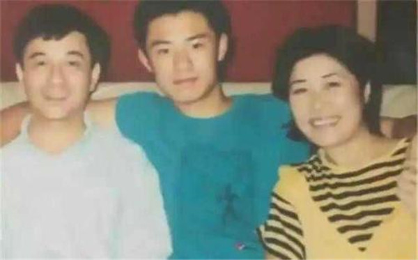 �¿���Ϊʲô����º�ʲô��ϵ �ºյĸ��׳��������ϼ�鱳��ǿ