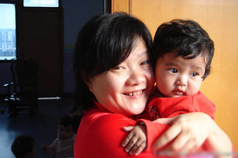 洪晃收养的小女孩平平照片 洪晃为什么领养没生孩子是不能生育