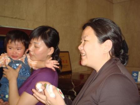 洪晃收养的小女孩平平照片 洪晃为什么领养没生孩子是不能生育