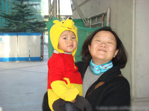 洪晃收养的小女孩平平照片 洪晃为什么领养没生孩子是不能生育