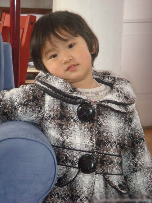 洪晃收养的小女孩平平照片 洪晃为什么领养没生孩子是不能生育