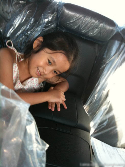 洪晃收养的小女孩平平照片 洪晃为什么领养没生孩子是不能生育