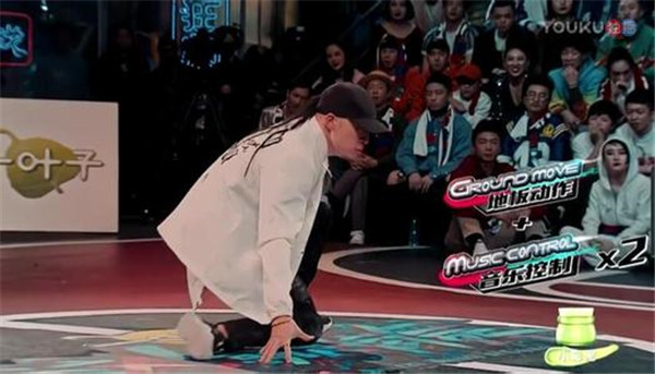 ����ǽ����չ����˭�����˸������� �ƾ��кͺ�չ�ɶԱ�˭����