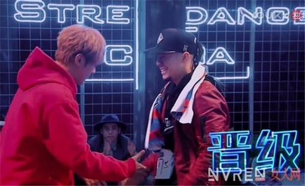 ����ǽ����չ����˭�����˸������� �ƾ��кͺ�չ�ɶԱ�˭����