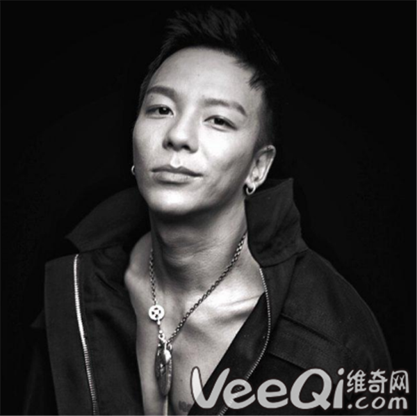 ����ǽ����չ����˭�����˸������� �ƾ��кͺ�չ�ɶԱ�˭����