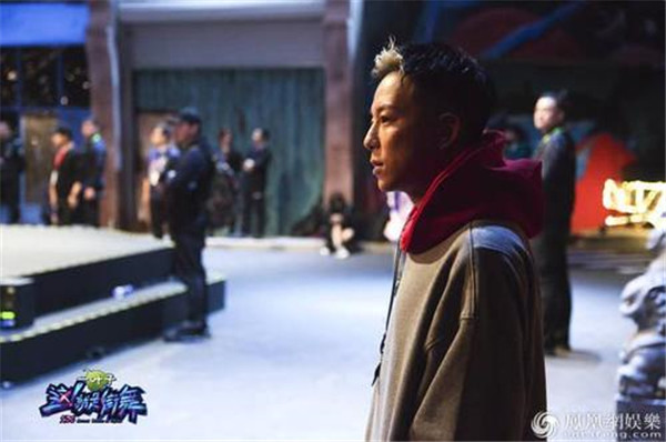 ����ǽ����չ����˭�����˸������� �ƾ��кͺ�չ�ɶԱ�˭����