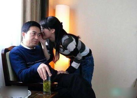 之前网上有传言说女星李念婚变和老公离婚的消息,一时间引起了不少的