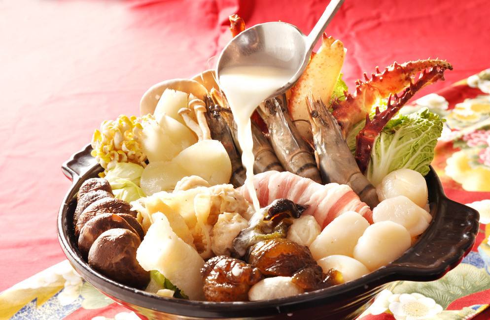 广东海鲜火锅主要配搭各式各样的海鲜,例如鱿鱼,海螺肉,墨鱼,牛百叶