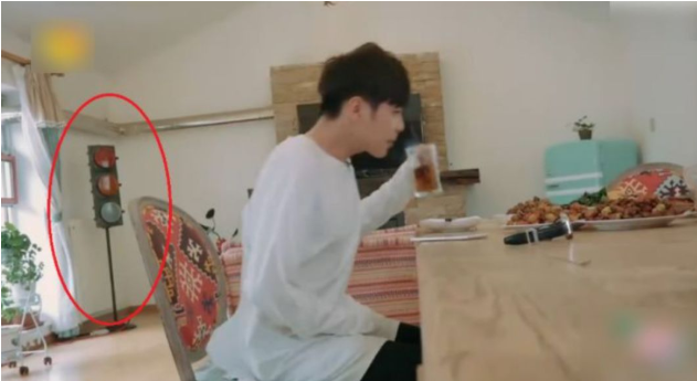 ����������������ʷǰŮ���̵� ������̸������Ů��Ȧ��ǰ����˭