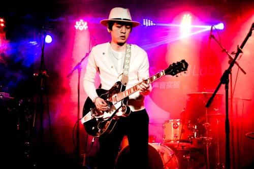 盘尼西林主唱家里是不是很有钱 张哲瀚的奢侈生活黑料家庭背景