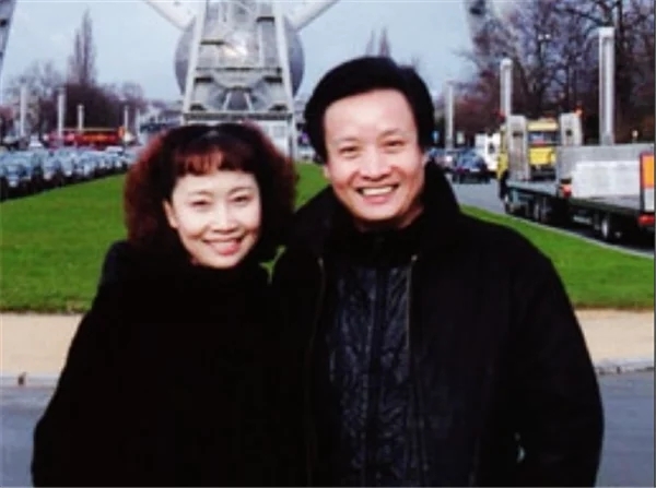 ��ά�ĸ������ϼ�����ʲô���� ��ά�ļ���Ů��Ů���عⱳ����