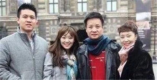 ��ά�ĸ������ϼ�����ʲô���� ��ά�ļ���Ů��Ů���عⱳ����