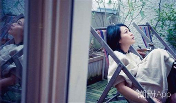 ����Ӣ���Ϲ���С���Ǽ������������ ��С����ǰ���ж�Ů��