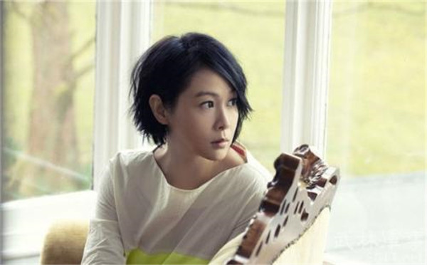 ����Ӣ���Ϲ���С���Ǽ������������ ��С����ǰ���ж�Ů��