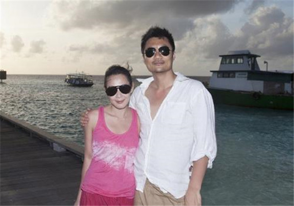 ����Ӣ���Ϲ���С���Ǽ������������ ��С����ǰ���ж�Ů��