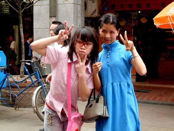 而这个在十年前红透广西的男子,无疑是那个"非主流"盛行的时代最好的"