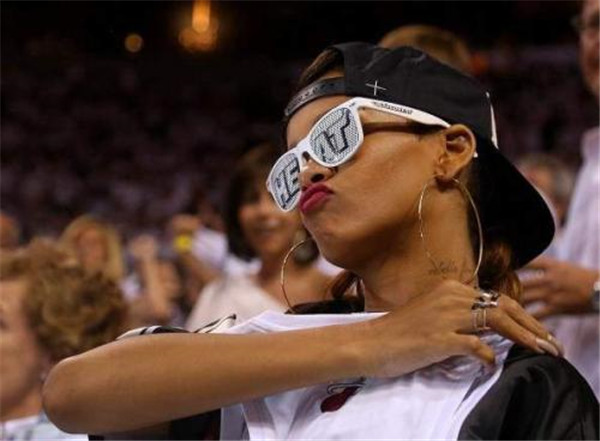 蕾哈娜晒大胆照祝贺詹姆斯夺冠 蕾哈娜有多喜欢詹姆斯在一起过吗