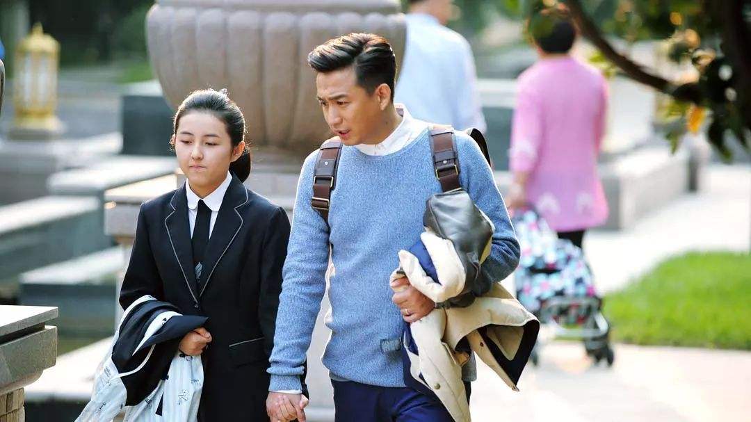 ���ӷ�ĸ�ĸ��˭ȫ�Ҹ���Ƭ�ع� ���ӷ㱳�������ô��Ϊ���ǵ�